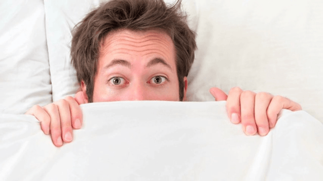 El hombre es tímido sobre el tamaño del pene