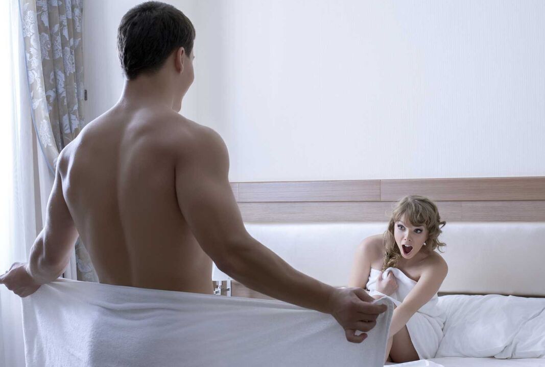 La chica queda gratamente sorprendida por el tamaño del pene del joven.